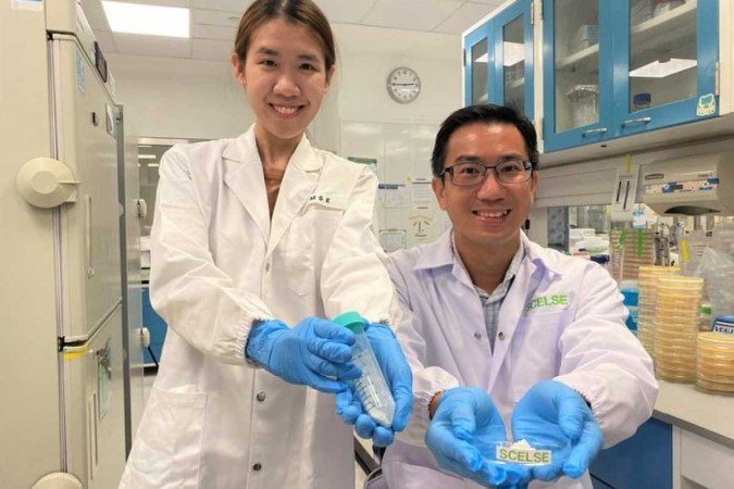 Técnica de encapsulamento de probióticos. A estudante Tan Li Ling e o professor Joachim Loo, ambos da Universidade Tecnológica de Nanyang, em Singapura - (crédito: NTU Singapore/Divulgação) Técnica de encapsulamento de probióticos. A estudante Tan Li Ling e o professor Joachim Loo, ambos da Universidade Tecnológica de Nanyang, em Singapura - (crédito: NTU Singapore/Divulgação)