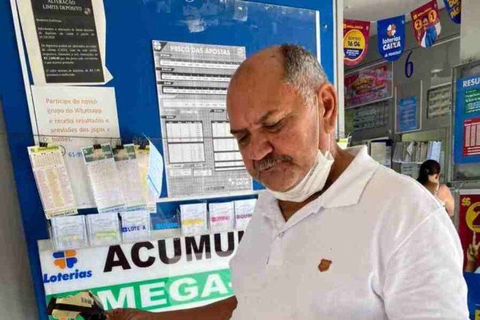 Aposentado Francisco Geraldo decidiu fazer dois jogos para a Mega-Sena. O prêmio está acumulado em R$ 120 milhões - (crédito: Pablo Giovanni/CB/DA Press) Aposentado Francisco Geraldo decidiu fazer dois jogos para a Mega-Sena. O prêmio está acumulado em R$ 120 milhões - (crédito: Pablo Giovanni/CB/DA Press)