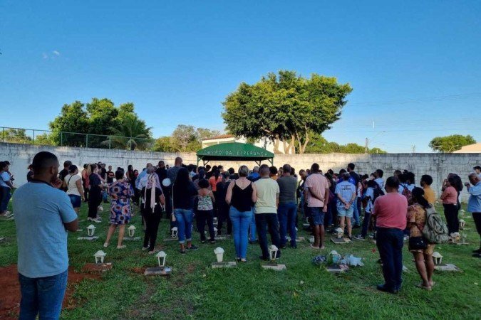 O enterro de Ana Paula Alves reuniu cerca de 100 pessoas no cemitério - (crédito: Arthur Ribeiro/CB/D.A Press) O enterro de Ana Paula Alves reuniu cerca de 100 pessoas no cemitério - (crédito: Arthur Ribeiro/CB/D.A Press)