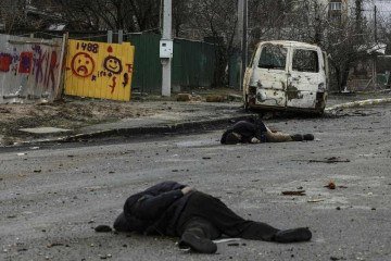 Corpos espalhados pelas ruas de Bucha, a noroeste de Kiev, após ofensiva da Rússia, em 2 de abril de 2022      -  (crédito:  AFP)