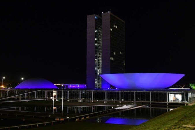 02/04/2022. Cidades. Dia Mundial de Conscientização do Autismo. Camapanha Abril Azul. Monumentos Congresso Nacional e Palacio do Planalto. - (crédito: Ed Alves/CB) 02/04/2022. Cidades. Dia Mundial de Conscientização do Autismo. Camapanha Abril Azul. Monumentos Congresso Nacional e Palacio do Planalto. - (crédito: Ed Alves/CB)