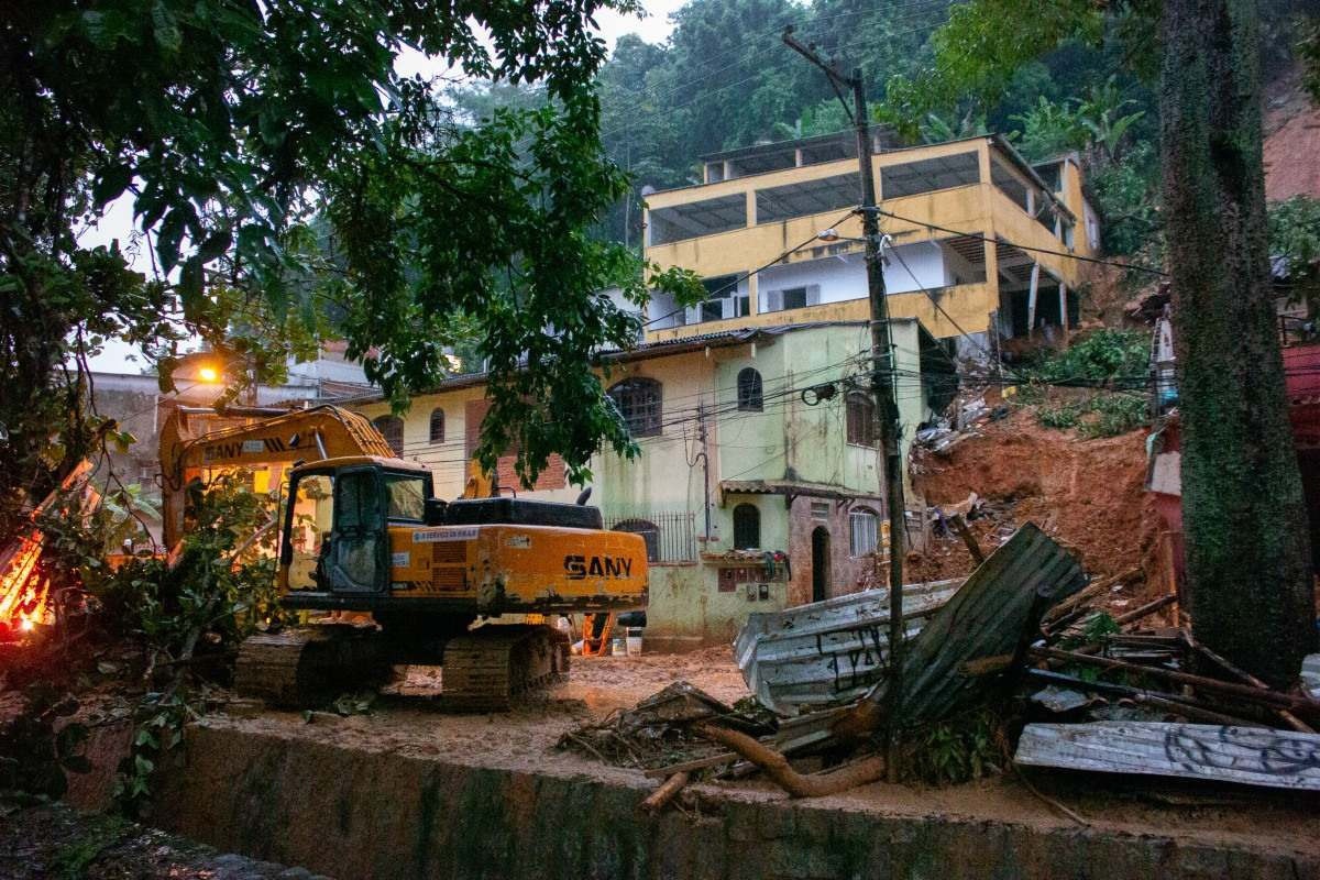 Bombeiros resgatam último corpo das chuvas da semana passada no Rio de Janeiro