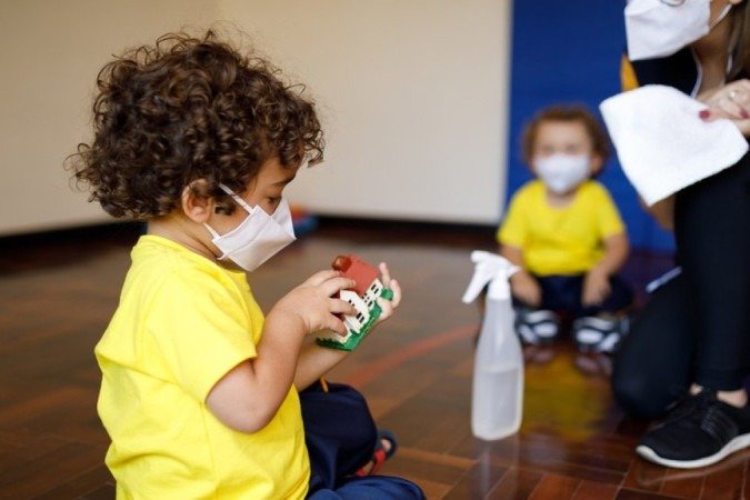 Como ainda não há vacina contra a covid disponível para crianças menores, recomendação é reforçar os demais cuidados preventivos
- (crédito: Getty Images) Como ainda não há vacina contra a covid disponível para crianças menores, recomendação é reforçar os demais cuidados preventivos
- (crédito: Getty Images)