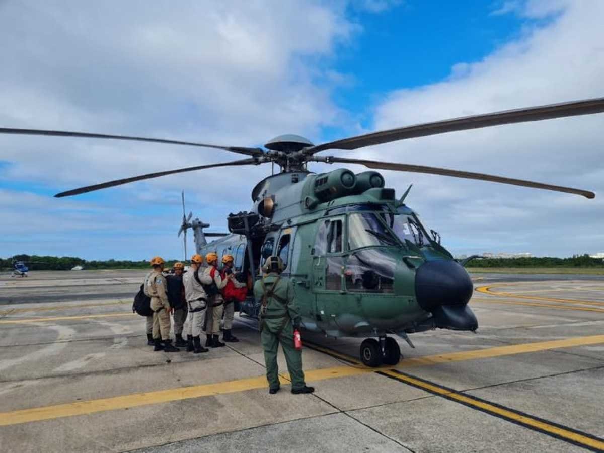 Força Aérea e Marinha fornecem helicópteros para transporte de bombeiros no RJ