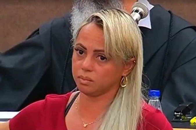Foto mostra Adriana, sentada no banco dos réus, durante o julgamento por assassinato em 2016 - (crédito: TV Globo/Reprodução) Foto mostra Adriana, sentada no banco dos réus, durante o julgamento por assassinato em 2016 - (crédito: TV Globo/Reprodução)
