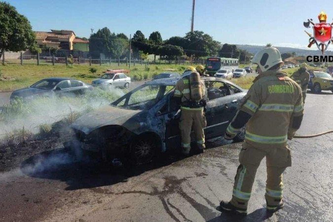 Carro pega fogo na BR-020 após problema no motor - (crédito: CBMDF) Carro pega fogo na BR-020 após problema no motor - (crédito: CBMDF)