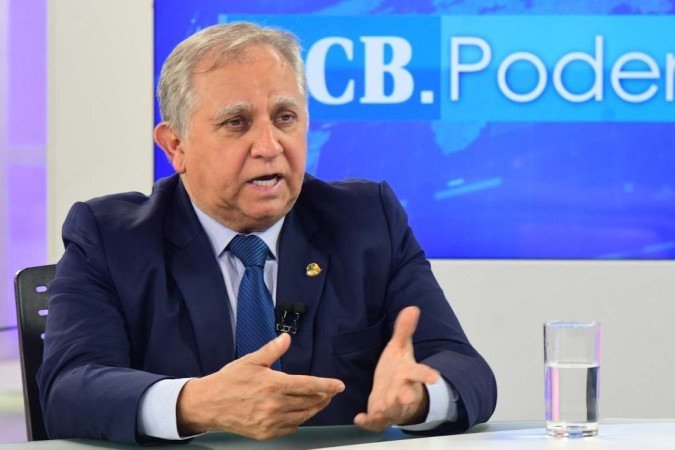 05/04/2022. Crédito:  Ed Aves/CB. Cidades. CB Poder recebe o Senador Izalci Lucas. Na bancada, Carlos Alexandre. 