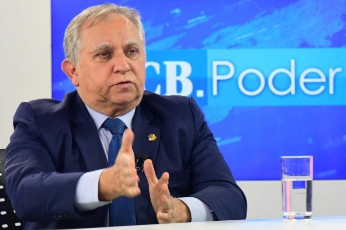 05/04/2022. Crédito:  Ed Aves/CB. Cidades. CB Poder recebe o Senador Izalci Lucas. Na bancada, Carlos Alexandre. 