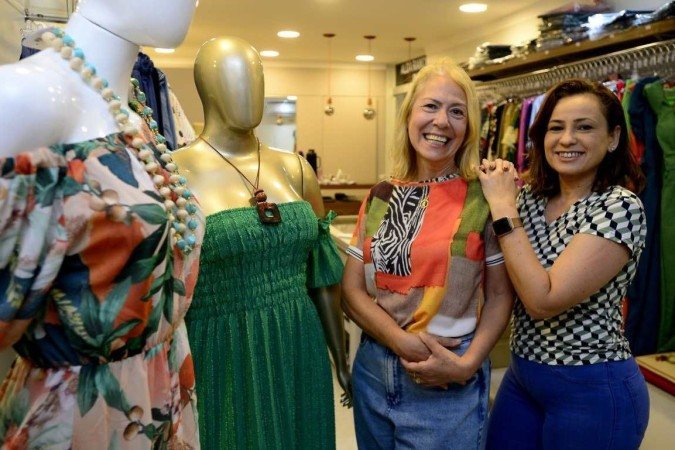  05/04/2022 Crédito: Marcelo Ferreira/CB/D.A Press. Brasil. Brasilia - DF - Caderno aniversário de Brasília, comerciantes vizinhos que viraram amigos na comercial da 209/210 Norte. Alda Ramos (loira) e Josyrene Lucena.