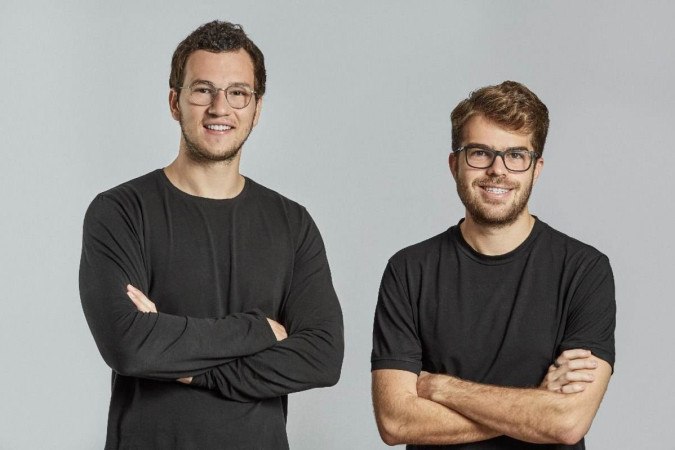 Pedro Franceschi, de 25 anos, e Henrique Dubugras, de 26 anos (US$ 1,5 bilhão cada), são os dois novos bilionários mais jovens da lista - (crédito: Brex/Forbes/Reprodução)