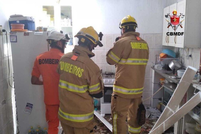 Parede de obra desabou do terceiro pavimento e caiu sobre casa no Riacho Fundo 1 - (crédito: CBMDF/Divulgação) Parede de obra desabou do terceiro pavimento e caiu sobre casa no Riacho Fundo 1 - (crédito: CBMDF/Divulgação)