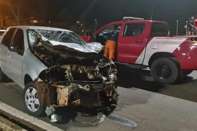 Motorista foi surpreendido por uma vaca enquanto dirigia - (crédito: Divulgação/CBMDF) Motorista foi surpreendido por uma vaca enquanto dirigia - (crédito: Divulgação/CBMDF)