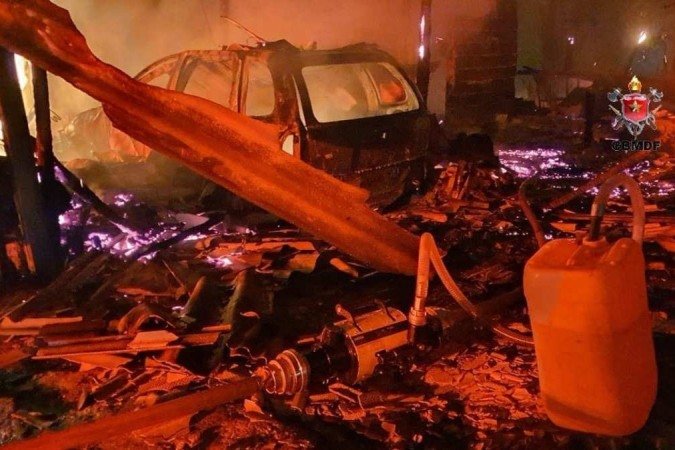 Um incêndio de grandes proporções atingiu um galpão de materiais de construção, localizado na quadra 315, em Samambaia. As chamas tiveram início na madrugada desta terça-feira (5/4), por volta das 2h30