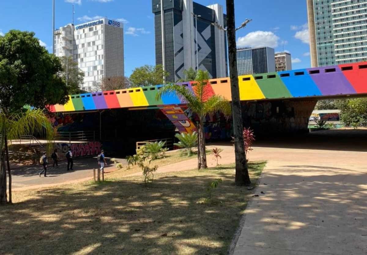 Viaduto do DF ganha maior pintura do país nas cores da bandeira LGBTQIA+