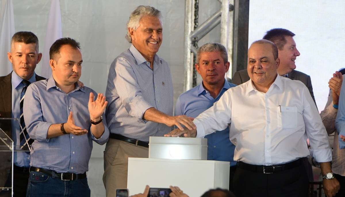Governadores Ronaldo Caiado (C) e Ibaneis Rocha (D) em inauguração