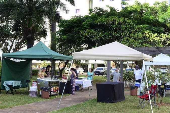 A feira, além de bons negócios, é uma oportunidade para que o moradores da quadra possam se conhecer e trocar afinidades