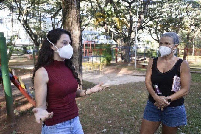  06/04/2022 Crédito: Minervino Júnior/CB/D.A Press. Brasil.  Brasilia - DF. Caderno Brasília. Horta comunitária na 114 sul. Giovanna Bitencourt(cam vermelha) e Suzana Ramos.