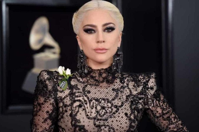 Lady Gaga é uma das famosas que realizou o procedimento de preenchimento facial para aumentar o volume do queixo  -  (crédito: Getty Images)