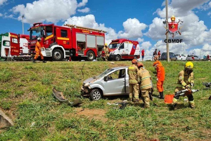 Capotamento na BR-070, Taguatinga-DF, próximo ao motel Fiesta. Quatro vítimas, três ejetadas do carro e uma presa às ferragens - (crédito: CBMDF/Divulgação) Capotamento na BR-070, Taguatinga-DF, próximo ao motel Fiesta. Quatro vítimas, três ejetadas do carro e uma presa às ferragens - (crédito: CBMDF/Divulgação)