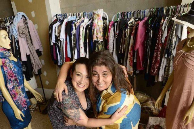 07/04/2022. Crédito: Carlos Vieira/CB/D.A Press. Brasil. Brasilia - DF. Caderno de Brasília. Bazar de Vizinhas. Stephanie Cunha (amarelo) e Fernanda Nogueira.
    