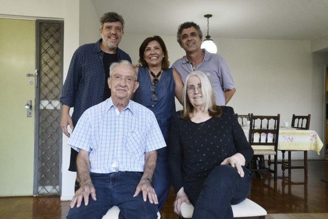  Vizinhos da 313 Sul que convivem em solidariedade. Helena Corte Real(senhora cabelo branco) João Pedro(senhor) e filhos Raquel Villela, josé augusto e João Paulo Villela.