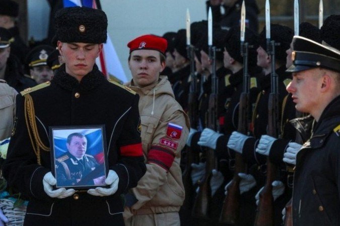 Marinheiros participam do velório e enterro de Andrei Paliy, vice-comandante da Frota do Mar Negro da Rússia
- (crédito: Reuters) Marinheiros participam do velório e enterro de Andrei Paliy, vice-comandante da Frota do Mar Negro da Rússia
- (crédito: Reuters)