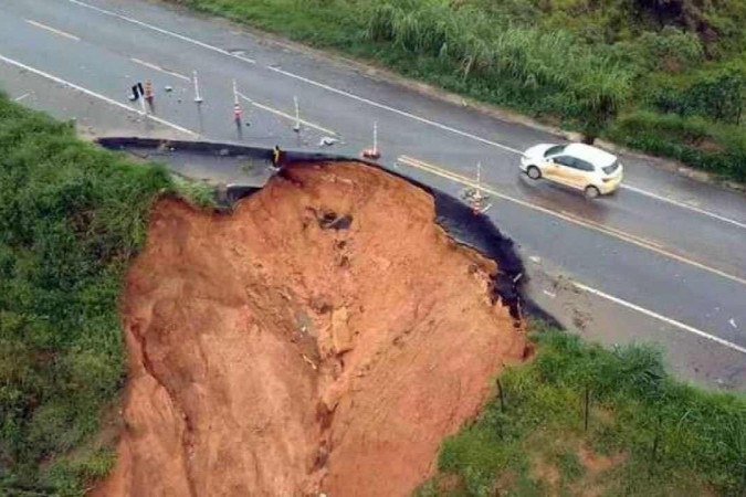Rodovia BR-262, que liga Minas e Espírito Santo, em fevereiro de 2022, com trechos desabando barreiras e buracos após as chuvas de janeiro - (crédito: Mateus Parreiras/EM/DA Press) Rodovia BR-262, que liga Minas e Espírito Santo, em fevereiro de 2022, com trechos desabando barreiras e buracos após as chuvas de janeiro - (crédito: Mateus Parreiras/EM/DA Press)