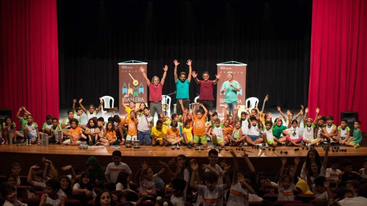 ‘Alma brasileira’ volta a percorrer escolas do DF levando música brasileira