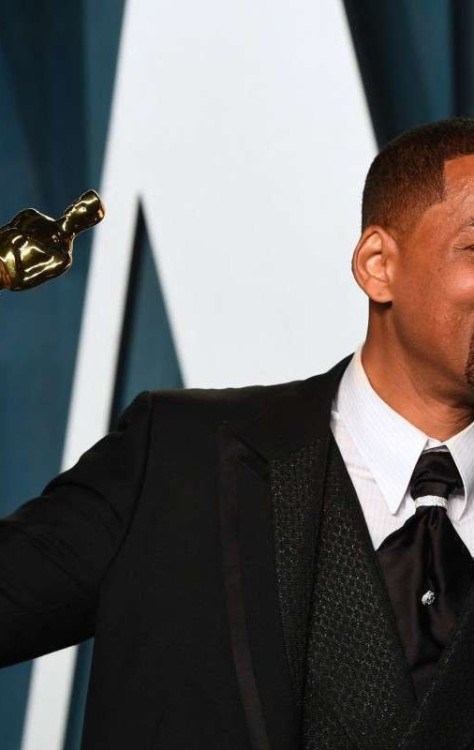  (FILES) In this file photo taken on March 28, 2022 US actor Will Smith holds his award for Best Actor in a Leading Role for "King Richard" as he attends the 2022 Vanity Fair Oscar Party following the 94th Oscars at the The Wallis Annenberg Center for the Performing Arts in Beverly Hills, California. - Will Smith has tendered his resignation from the body that awards the Oscars after his attack on Chris Rock during the weekend ceremony, a statement said April 1, 2022. (Photo by Patrick T. FALLON / AFP)
       -  (crédito: Patrick T. FALLON / AFP)