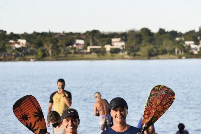  08/04/2022 Crédito: Minervino Júnior/CB/D.A Press. Brasil.  Brasilia - DF. Aniversário de Brasília. Caderno Brasília Grupo de vizinhos que participam de aula de remo no Minas Brasília.Marcela Jacobson e Adriana Reis.