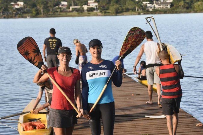  08/04/2022 Crédito: Minervino Júnior/CB/D.A Press. Brasil.  Brasilia - DF. Aniversário de Brasília. Caderno Brasília Grupo de vizinhos que participam de aula de remo no Minas Brasília.Marcela Jacobson e Adriana Reis.