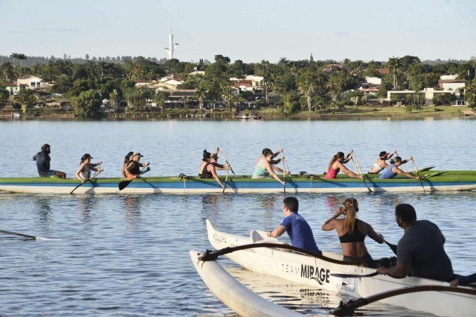  08/04/2022 Crédito: Minervino Júnior/CB/D.A Press. Brasil.  Brasilia - DF. Aniversário de Brasília. Caderno Brasília Grupo de vizinhos que participam de aula de remo no Minas Brasília.Marcela Jacobson e Adriana Reis.