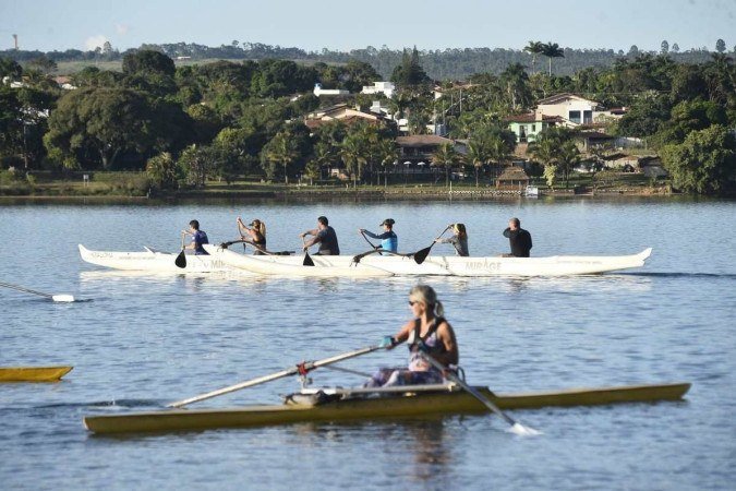  08/04/2022 Crédito: Minervino Júnior/CB/D.A Press. Brasil.  Brasilia - DF. Aniversário de Brasília. Caderno Brasília Grupo de vizinhos que participam de aula de remo no Minas Brasília.Marcela Jacobson e Adriana Reis.