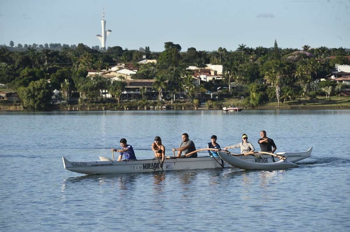  08/04/2022 Crédito: Minervino Júnior/CB/D.A Press. Brasil.  Brasilia - DF. Aniversário de Brasília. Caderno Brasília Grupo de vizinhos que participam de aula de remo no Minas Brasília.Marcela Jacobson e Adriana Reis.