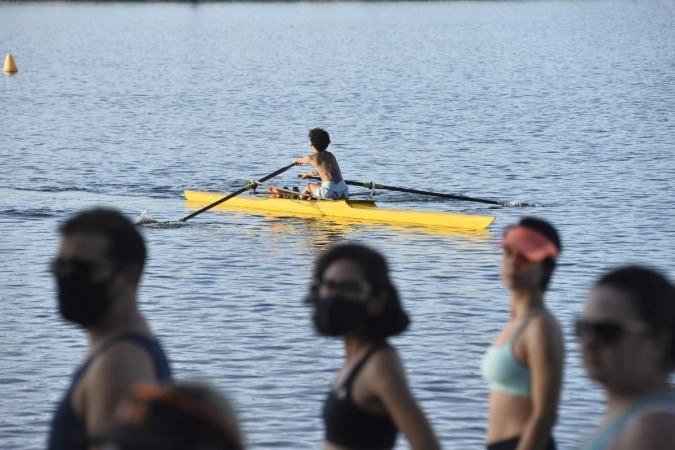  08/04/2022 Crédito: Minervino Júnior/CB/D.A Press. Brasil.  Brasilia - DF. Aniversário de Brasília. Caderno Brasília Grupo de vizinhos que participam de aula de remo no Minas Brasília.Marcela Jacobson e Adriana Reis.