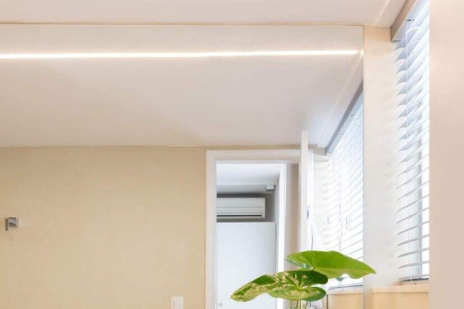 O verde das folhas se destaca quando rodeado por cores neutras, servindo como um ponto de cor na decoração
