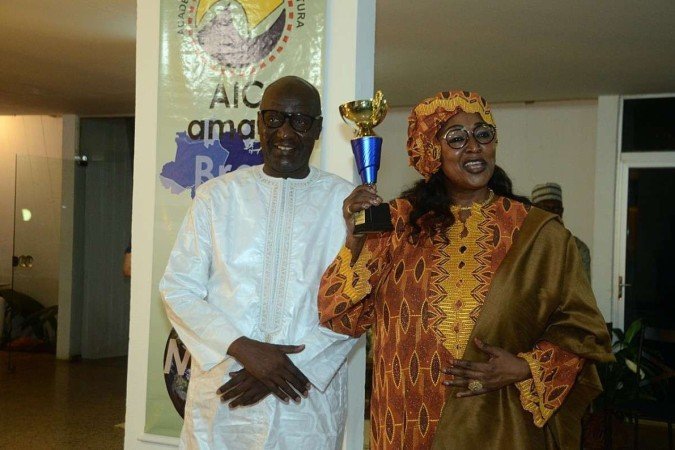 O marido, sr. Diop, com a anfitriã e homenageada, embaixadora do Senegal, Ndèye Tické Ndiaye Diop
