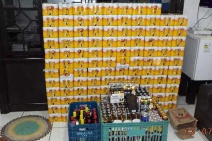 Imagem anexada nas investigações da Polícia Civil mostra bebidas alcoólicas que eram vendidas irregularmente no presídio -  (crédito: Polícia Civil de Mato Grosso do Sul/Divulgação)