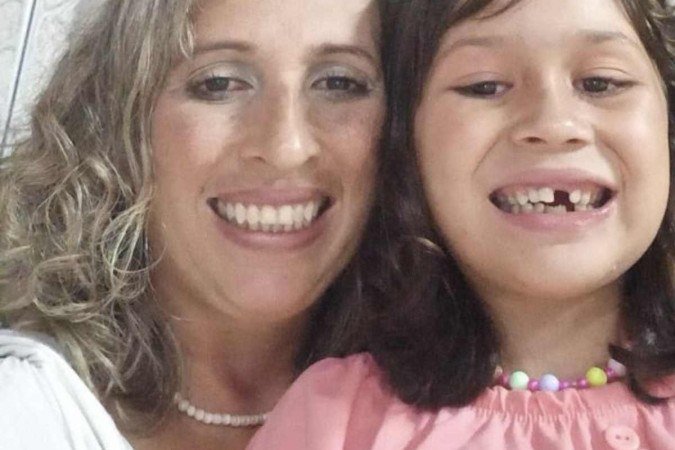 A criadora do Projeto Tiaras do Amor, Isleila Vieira do Nascimento, com a filha Sophia