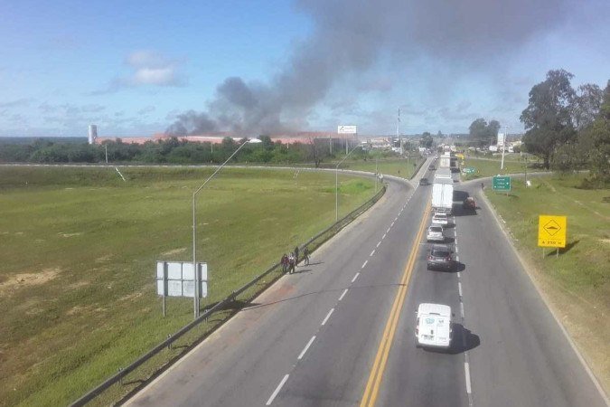 Internautas relatam que fogo pode ser visto de vários pontos da cidade - (crédito: @Pretakel2/Twitter/Reprodução) Internautas relatam que fogo pode ser visto de vários pontos da cidade - (crédito: @Pretakel2/Twitter/Reprodução)