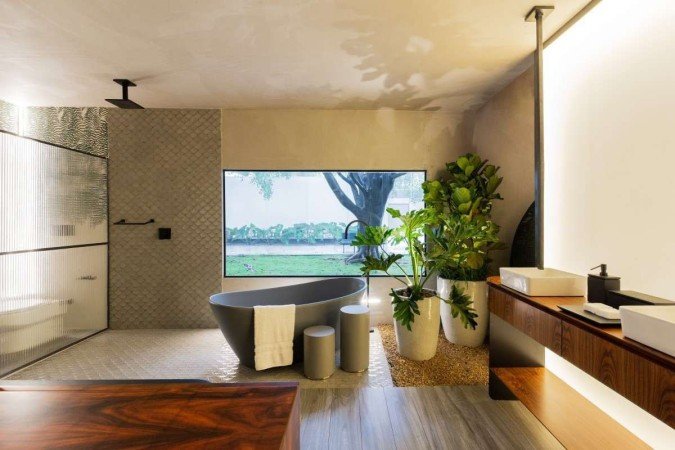 Neste projeto de Guilherme Bussamra e Elisa Fraga, as plantas ao lado da banheira proporcionam frescor e relaxamento