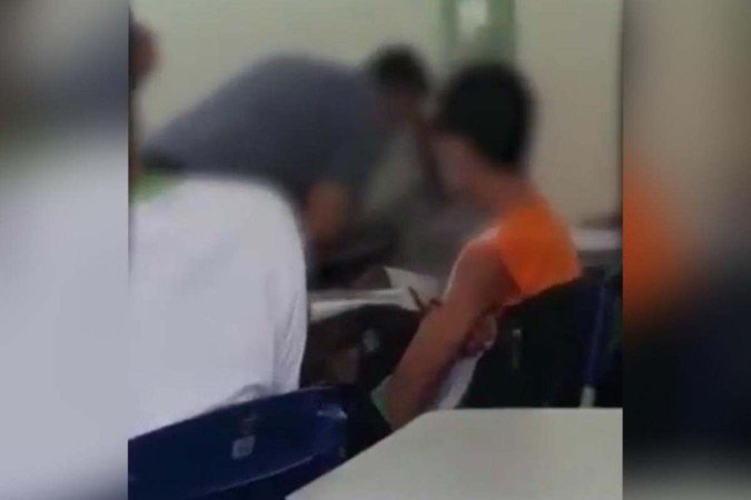 No registro, o docente aparece aos gritos com o aluno e o xinga de No registro, o docente aparece aos gritos com o aluno e o xinga de