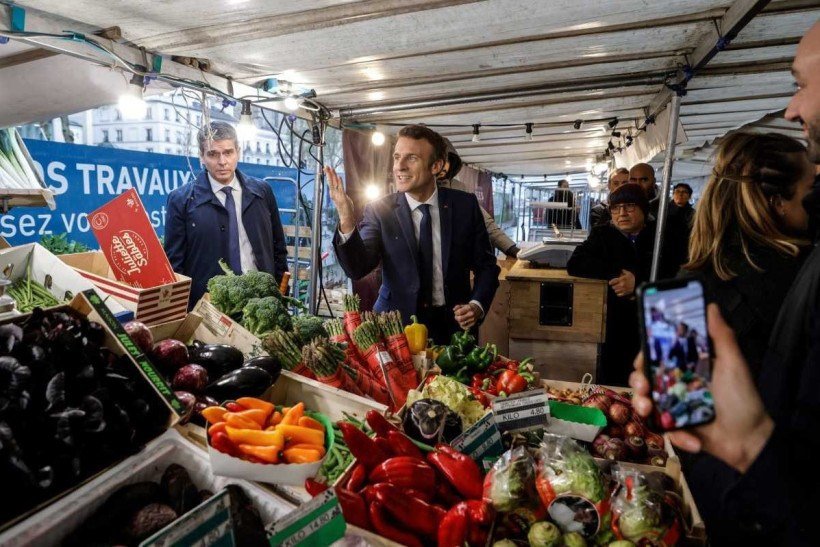 Macron, candidato à reeleição pelo partido Liberal La Republique en Marche, visita mercado aberto de Neuilly-sur-Seine, perto de Paris: esforço no fim da campanha 