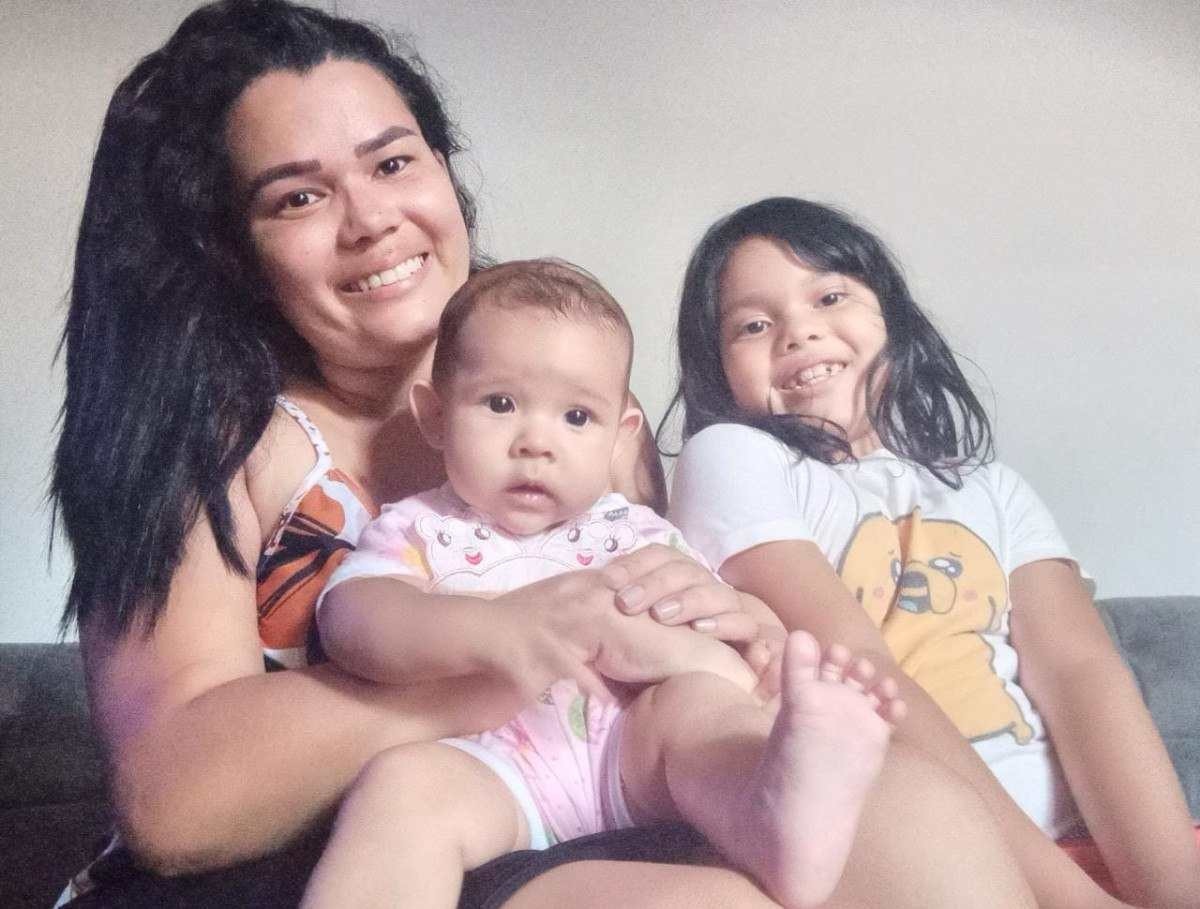 Érika Santos e as filhas Ágata, de 6 anos e Ana Luiza, de 5 meses.