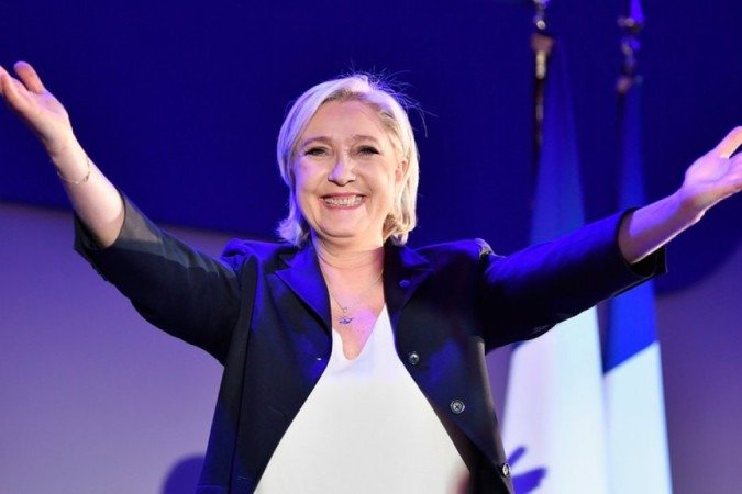 Marine Le Pen moderou seu discurso e mudou seu programa para atrair eleitores - (crédito: AFP/BBC) Marine Le Pen moderou seu discurso e mudou seu programa para atrair eleitores - (crédito: AFP/BBC)