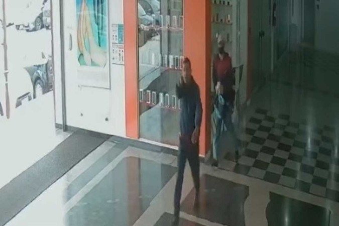 Criminosos invadiram o estabelecimento em plena luz do dia - (crédito: PCDF/Divulgação) Criminosos invadiram o estabelecimento em plena luz do dia - (crédito: PCDF/Divulgação)