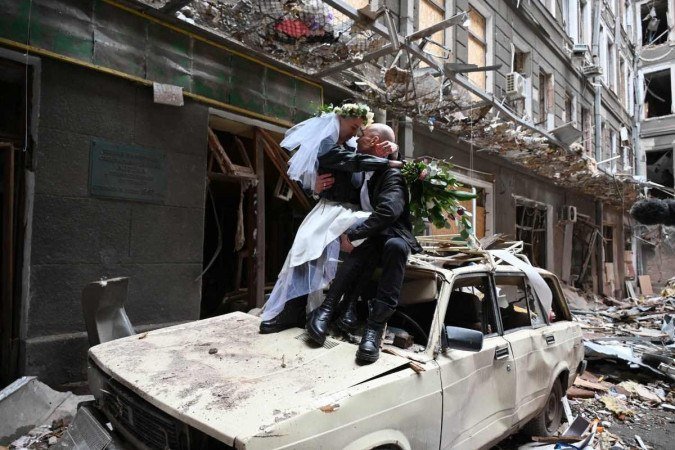Anton e Anastasia posam para fotos em meio a ruínas, em Kharkiv: Anton e Anastasia posam para fotos em meio a ruínas, em Kharkiv: