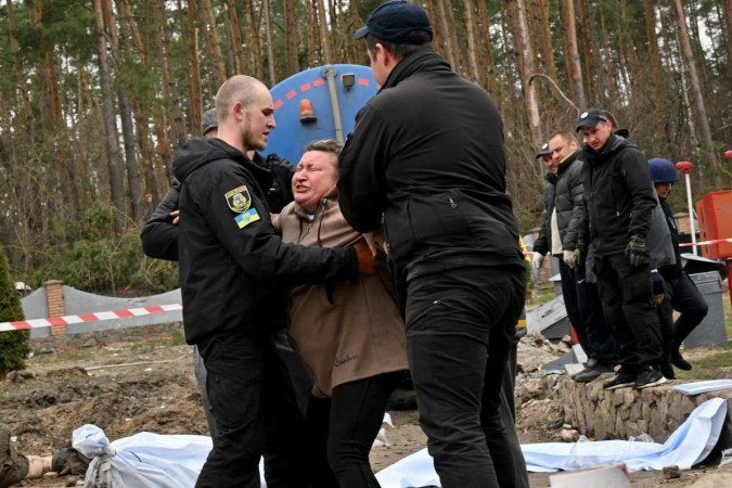 Mãe ucraniana se desespera após a descoberta do corpo do filho, em buraco no vilarejo de Buzova village, perto de Kiev