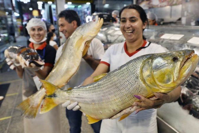 Na Peixaria Ueda, na Feira do Guará, os favoritos dos clientes são tilápia, salmão, surubim e bacalhau -  (crédito: Fotos: Minervino Júnior/CB/D.A.Press)