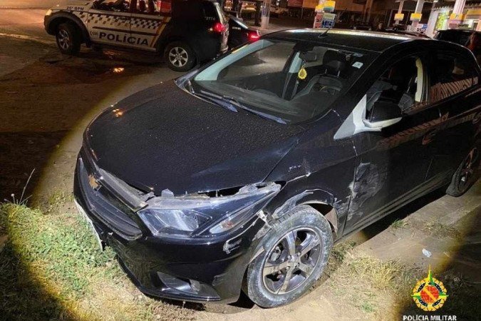 Mulher só parou o carro após bater no meio-fio - (crédito: PMDF/Divulgação) Mulher só parou o carro após bater no meio-fio - (crédito: PMDF/Divulgação)